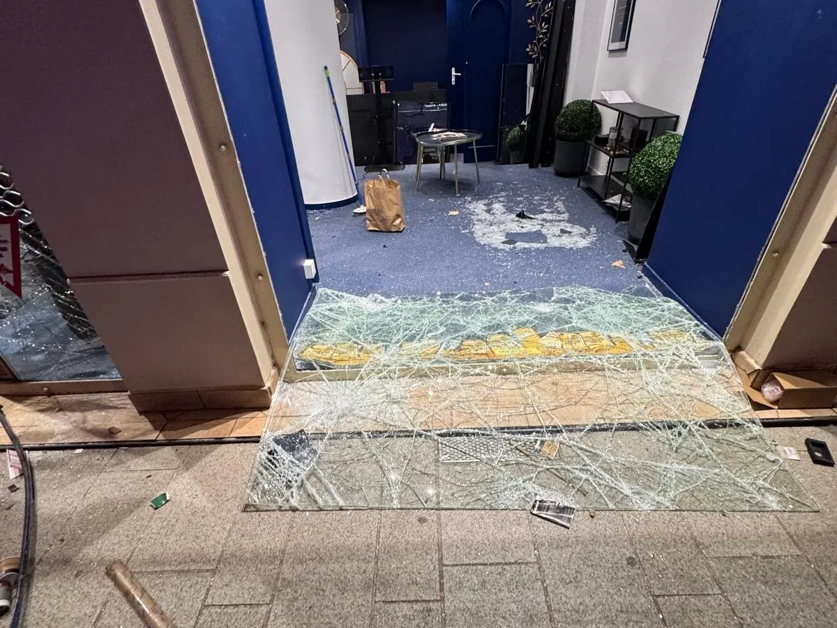 Premiers gestes après une vitrine cassée à Lyon